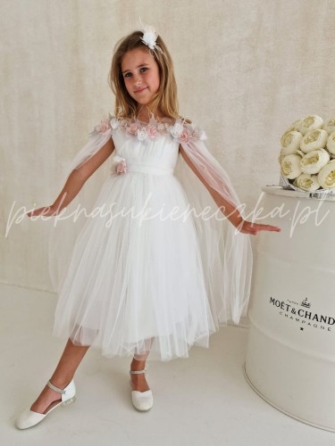 biala-sukienka-z-opadajacym-tiulem-na-ramiona-przyozdobiona-kolorowymi-kwiatami