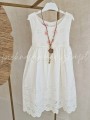 biala-sukienka-bawelniana-z-naszyjnikiem