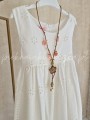 biala-sukienka-bawelniana-z-naszyjnikiem