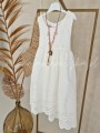 biala-sukienka-bawelniana-z-naszyjnikiem