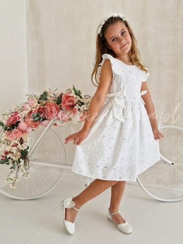 biala-sukienka-z-bawelny-azurowej-przyozdobiona-kokardami