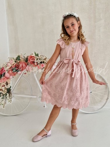 rozowa-sukienka-azurowa-z-motylkowymi-rekawami-i-naszyjnikiem