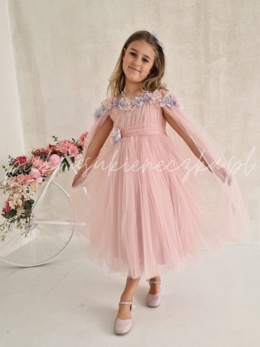 rozowa-sukienka-z-opadajacym-tiulem-na-ramiona-przyozdobiona-kolorowymi-kwiatami