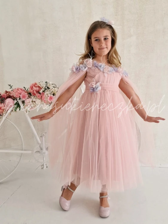 rozowa-sukienka-z-opadajacym-tiulem-na-ramiona-przyozdobiona-kolorowymi-kwiatami