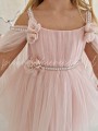 rozowa-sukienka-tiulowa-przyozobiona-perelkami-i-zwiewnym-tiulem-na-ramionach