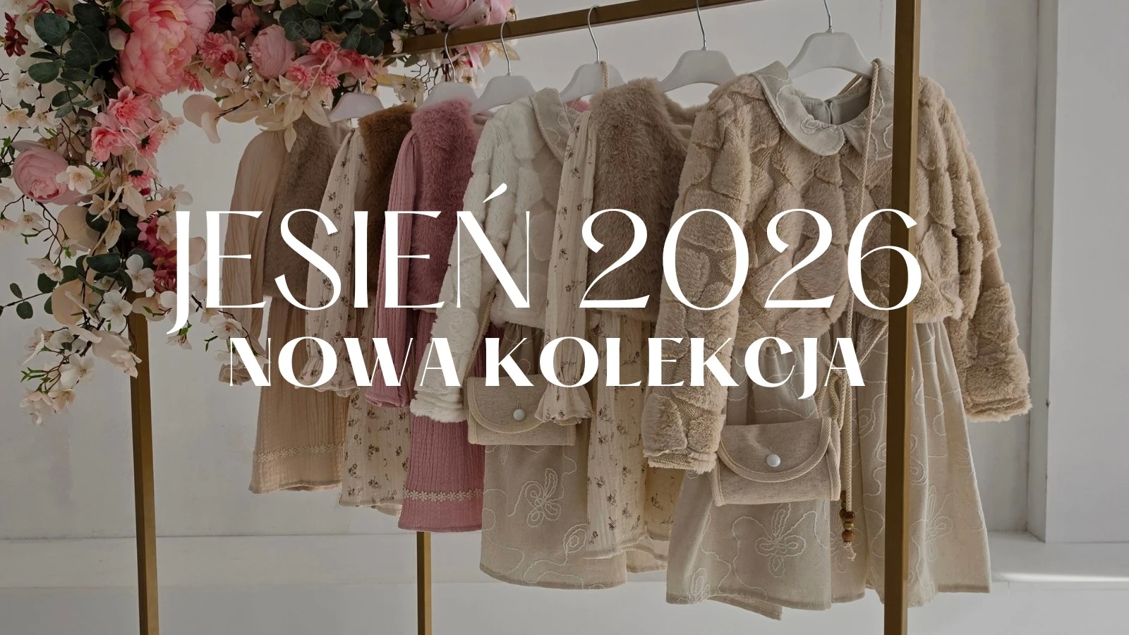 sukienki dla dziewczynek z kolekcji jesiennej, wiszące na złotym wieszaku